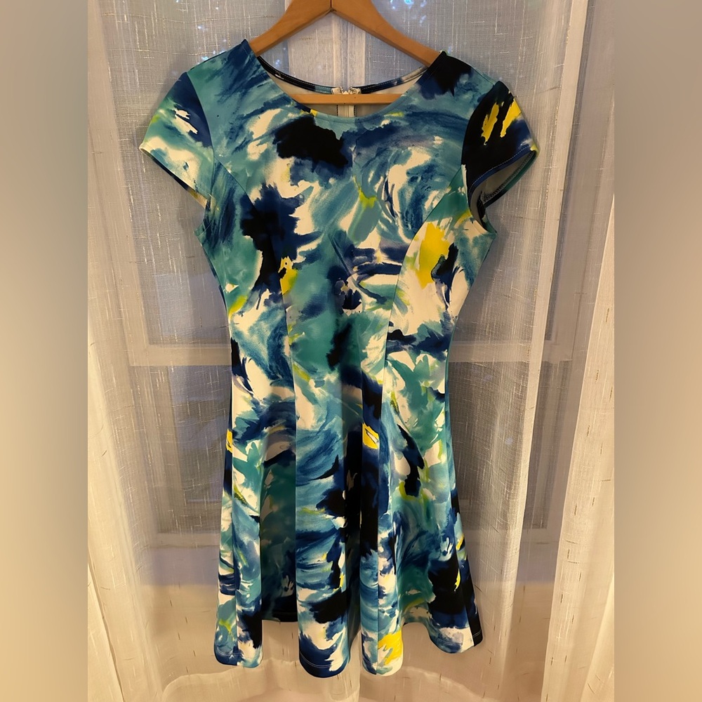 Cap sleeve above the knee patterned dress.